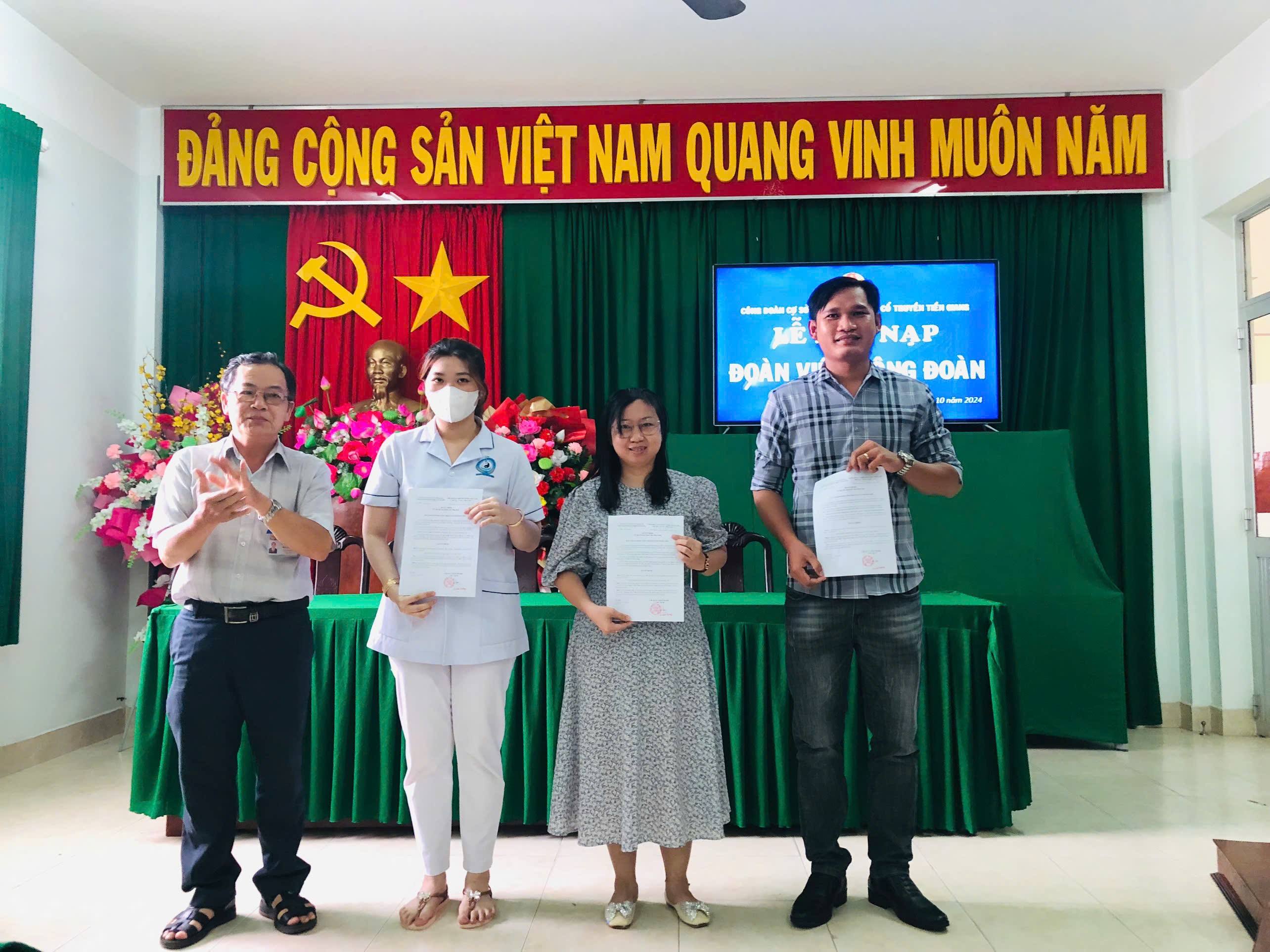 Lễ kết nạp công đoàn viên mới