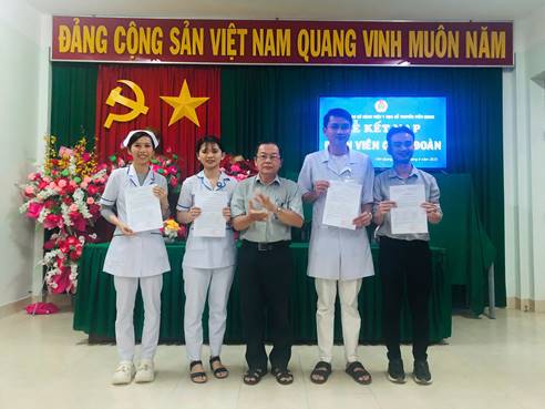 CĐCS Bệnh Viện Y học cổ truyền Tiền Giang tổ chức Họp mặt Ngày Gia đình Việt Nam và kết nạp công đoàn viên mới